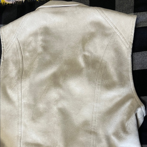 Ivory Sleeveless Suede-feel Vest - Picture 11 of 12
